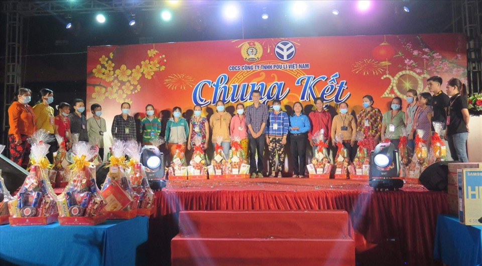 Tặng quà cho công nhân, lao động có hoàn cảnh khó khăn. Ảnh LĐLĐ Tây Ninh