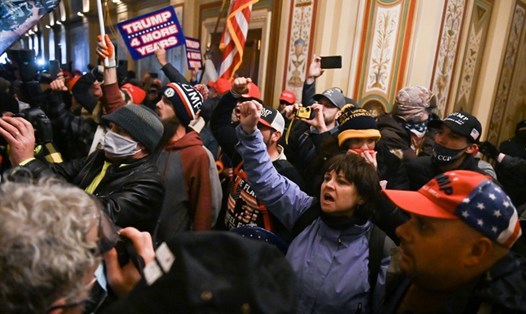 Người biểu tình xông vào làm loạn Điện Capitol hôm 6.1. Ảnh: AFP