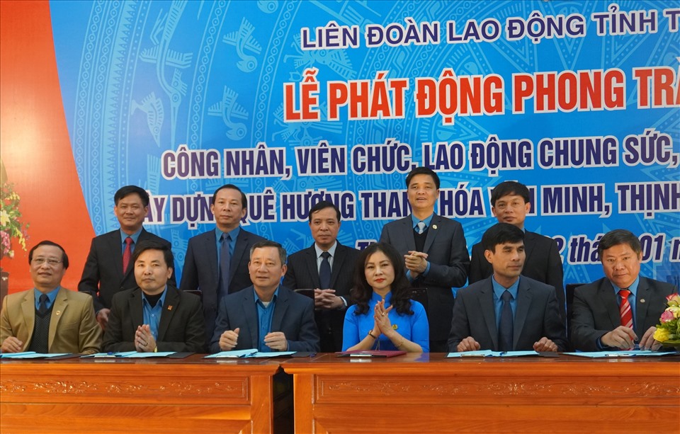 Ký kết thi đua giữa LĐLĐ các huyện, thị, ngành. Ảnh: Q.D