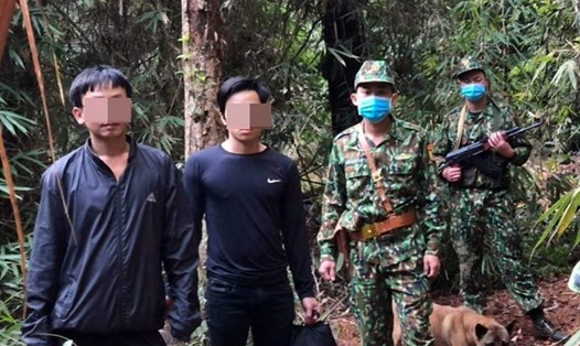 Hai công dân bị lực lượng chức năng bắt khi vượt biên từ Lào về Việt Nam. Ảnh: Biên phòng