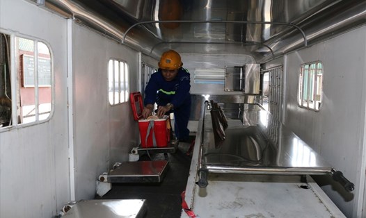 Các toa xe cứu thương ở Công ty Cổ phần Than Vàng Danh (TP.Uông Bí, tỉnh Quảng Ninh) được trang bị đầy đủ các dụng cụ y tế sơ cấp cứu thiết yếu. Ảnh: CTV Phạm Tăng