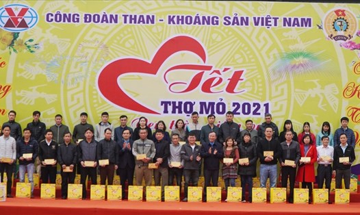 Một điểm "Tết thợ Mỏ-2021" được tổ chức tại sân vận động Công ty CP Than Hà Lầm, TP.Hạ Long. Ảnh: Nguyễn Hùng