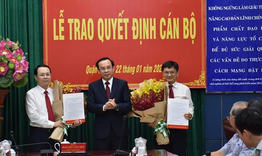 Bí thư Thành ủy Nguyễn Văn Nên (giữa) trao quyết định cho ông Nguyễn Văn Hiếu (bìa trái) và ông Nguyễn Mạnh Cường.  Ảnh: M.Q