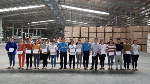 Lãnh đạo LĐLĐ tỉnh và LĐLĐ huyện Chợ Mới trao quà cho công nhân lao động Công ty Cổ phần Đầu tư Govina. Ảnh: LĐLĐ tỉnh Bắc Kạn