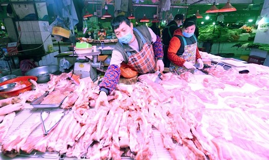 Một sạp bán thịt lợn ở chợ Nam Ninh, Trung Quốc. Ảnh: Tân Hoa Xã