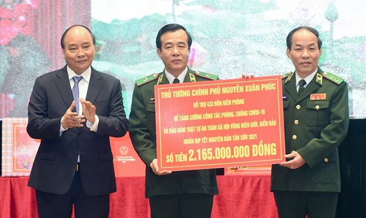 Thủ tướng tặng quà cho Bộ đội biên phòng. Ảnh VGP/Quang Hiếu