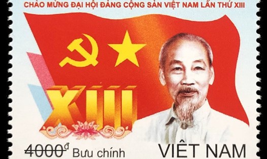 Mẫu tem bưu chính "Chào mừng Đại hội Đảng Cộng sản Việt Nam lần thứ XIII" được trưng bày tại Trung tâm Báo chí của Đại hội XIII Đại hội Đảng Cộng sản Việt Nam. Ảnh: VGP