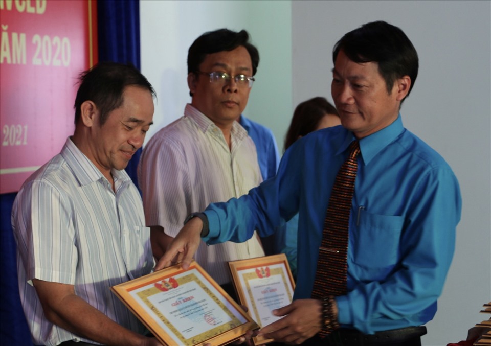 Lãnh đạo LĐLĐ TP Nha Trang tặng giấy khen cho các tập thể và cá nhân có thành tích xuất sắc trong phong trào thi đua và xây dựng tổ chức công đoàn năm 2020. Ảnh:Phương Linh