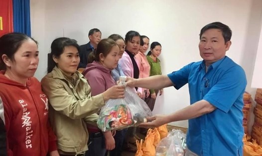 Ông Phan Quốc Thắng (Chủ tịch LĐLĐ tỉnh Phú Yên) trao quà cho công nhân. Ảnh: Mạnh Tuấn