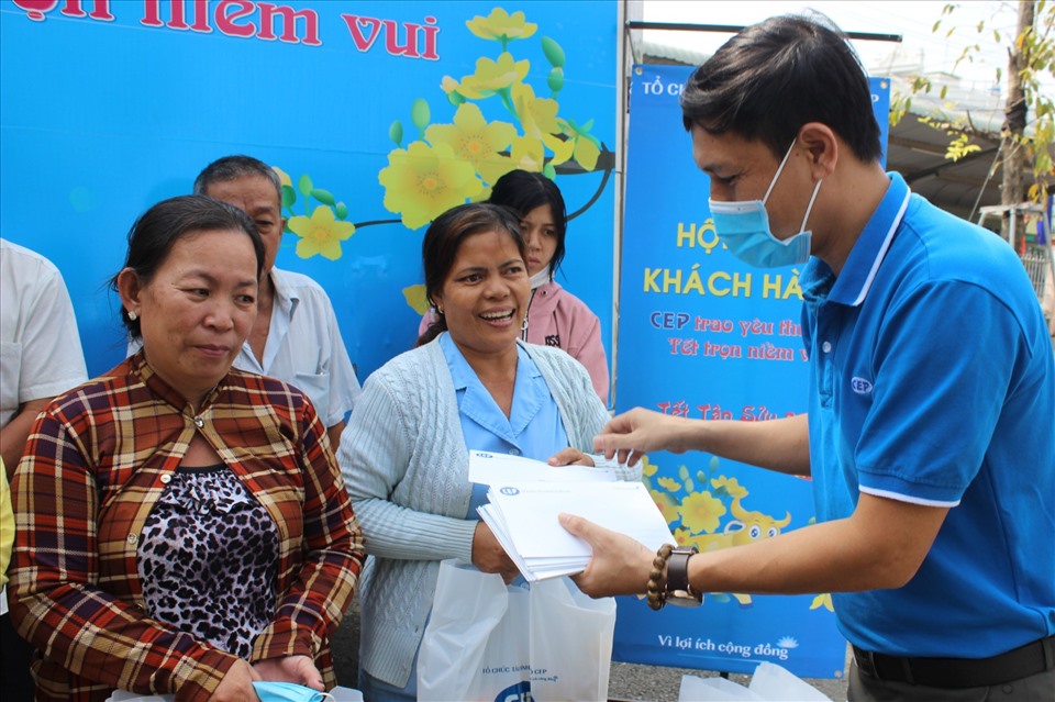 Tổ chức CEP chi nhánh Thuận An trao quà Tết cho NLĐ khó khăn. Ảnh: Dương Bình