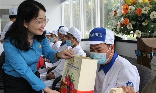 Bà Nguyễn Kim Loan - Chủ tịch LĐLĐ tỉnh Bình Dương trao quà Tết cho NLĐ 
khó khăn. Ảnh: Đình Trọng