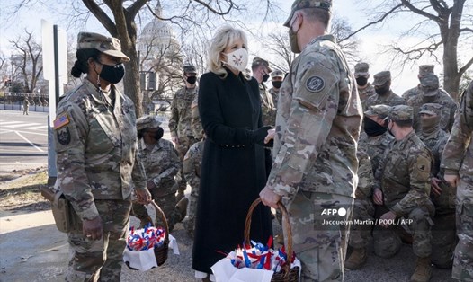 Đệ nhất phu nhân Jill Biden thăm các binh sĩ lực lượng Vệ binh Quốc gia ở tòa nhà Quốc hội Mỹ. Ảnh: AFP.