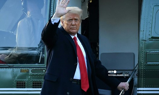 Ông Donald Trump vẫy chào khi rời Nhà Trắng hôm 20.1. Ảnh: AFP.