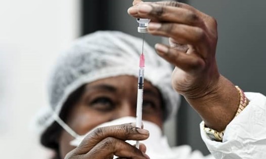 Y tá chuẩn bị vaccine COVID-19 của Pfizer-BioNTech tại một trung tâm y tế ở Paris, Pháp. Ảnh: AFP.