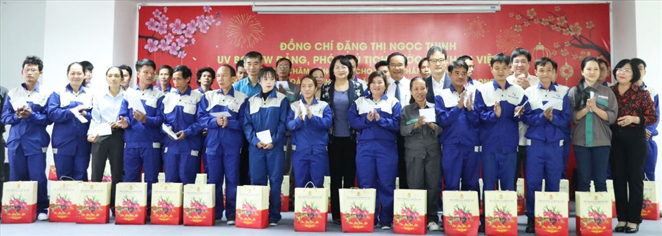 Phó Chủ tịch Nước tặng quà CNLĐ nghèo tỉnh Long An. Ảnh: L.N