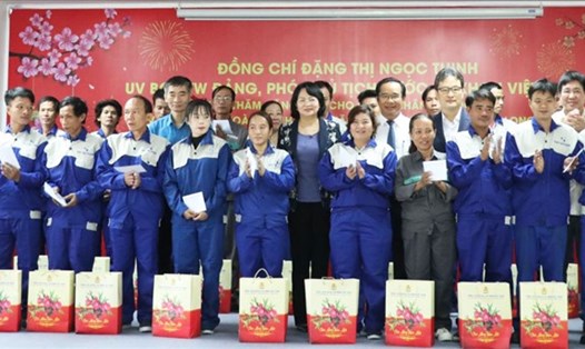 Phó Chủ tịch Nước tặng quà CNLĐ nghèo tỉnh Long An. Ảnh: L.N