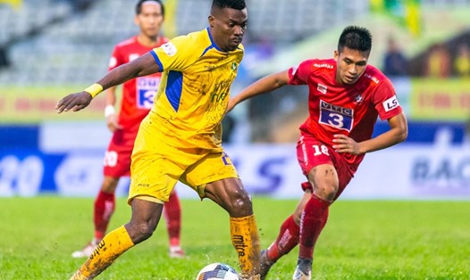 Văn Hạnh (phải) bị VPF cấm nhầm ở vòng 2 V.League 2021. Ảnh: VPF
