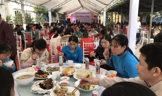 Công nhân lao động dự bữa cơm đoàn viên do Công đoàn Khu công nghiệp Thái Bình tổ chức. Ảnh: Bá Mạnh