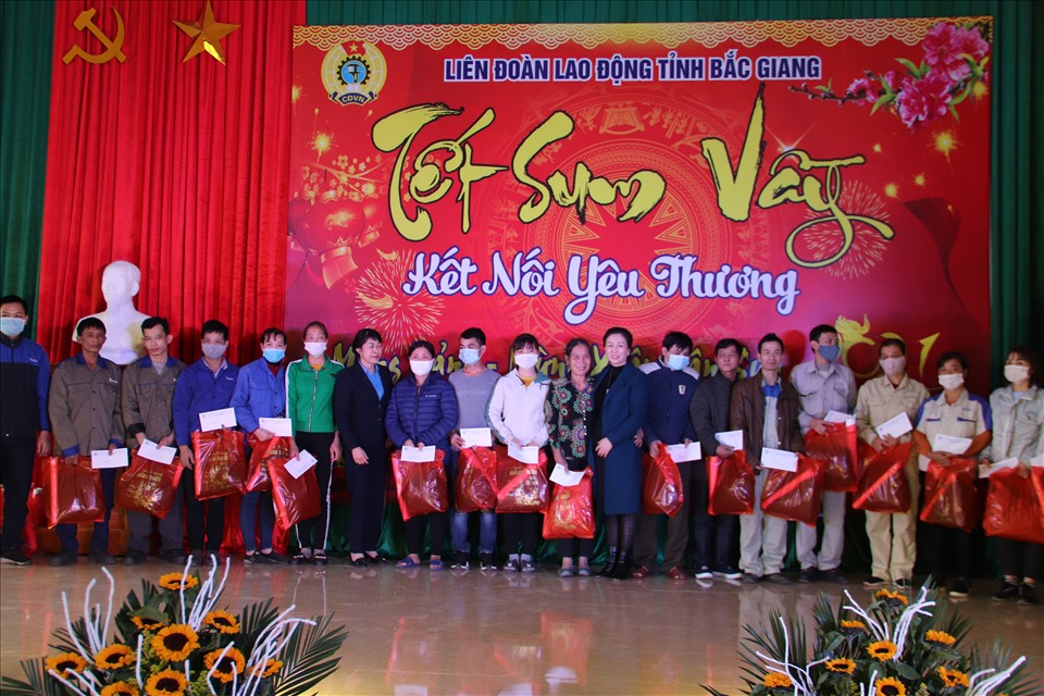 Bà Lê Thị Thu Hồng, Phó Bí thư Thường trực Tỉnh ủy và bà Trịnh Thanh Hằng, Uỷ viên Đoàn Chủ tịch, Trưởng ban Nữ công (Tổng LĐLĐ Việt Nam) tặng quà cho công nhân có hoàn cảnh khó khăn. Ảnh: N.Huyền