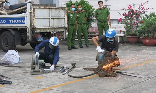 Công an quận Tân Phú tổ chức tiêu hủy vũ khí thô sơ, vật liệu nổ. Ảnh: Công an cung cấp