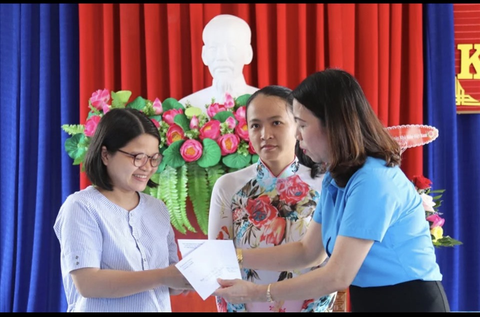 Năm 2020 Công đoàn Ngành Giáo dục Khánh Hoà thăm hỏi, động viên hỗ trợ kịp thời những đoàn viên khó khăn. Ảnh: Phương Linh