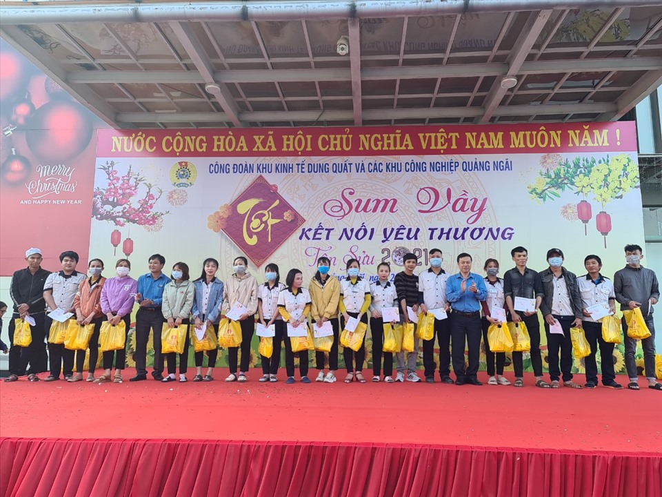 CĐ KKT Dung Quất và các KCN Quảng Ngãi trao quà cho người lao động. Ảnh: Xuân Quang