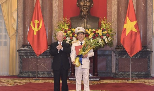 Tổng Bí thư, Chủ tịch Nước Nguyễn Phú Trọng trao Quyết định thăng cấp bậc hàm từ Trung tướng lên Thượng tướng đối với đồng chí Nguyễn Văn Sơn, Thứ trưởng Bộ Công an. Ảnh: BCA.