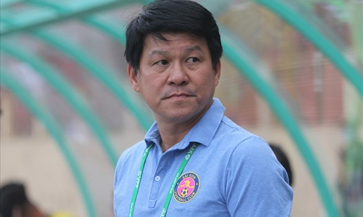 Huấn luyện viên Vũ Tiến Thành không hài lòng với chất lượng sân 19 tháng 8. Ảnh: Thanh Vũ