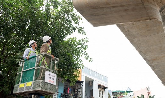 Thứ trưởng Bộ Xây dựng Lê Quang Hùng (trái) kiểm tra gối dầm cầu metro số 1.  Ảnh: MAUR