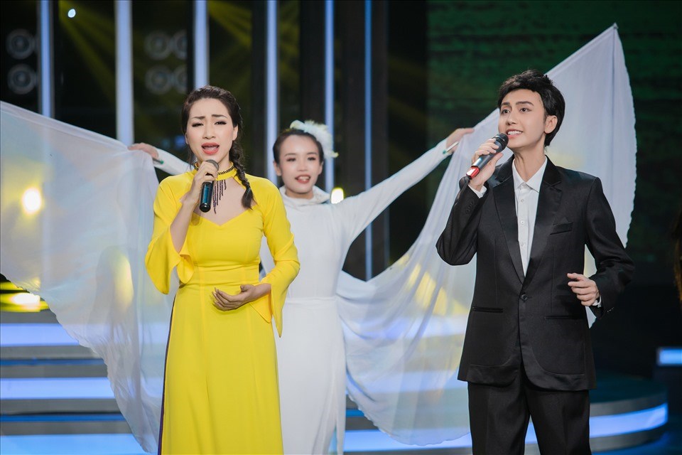 Hoà Minzy và Link Lee trong tập 10 "Gương mặt thân quen". Ảnh: NSX Hoà Minzy và Link Lee trong tập 10 "Gương mặt thân quen". Ảnh: NSX