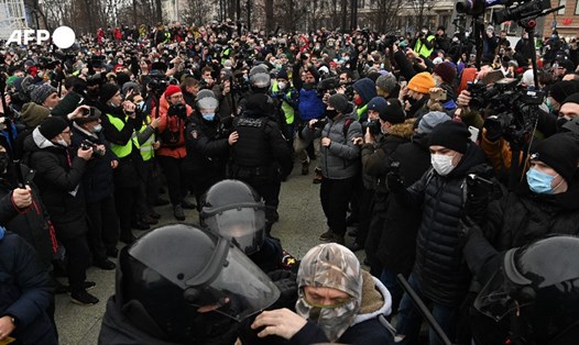 Người ủng hộ Alexei Navalny đụng độ cảnh sát. Ảnh: AFP