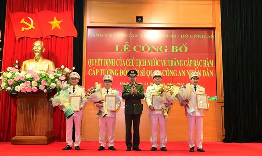 Bộ trưởng Tô Lâm trao quyết định của Chủ tịch Nước về thăng cấp bậc hàm cấp tướng cho các sĩ quan công an nhân dân, trong đó có Giám đốc CATP Hà Nội Nguyễn Hải Trung (thứ hai từ phải sang). Ảnh: CAHN.