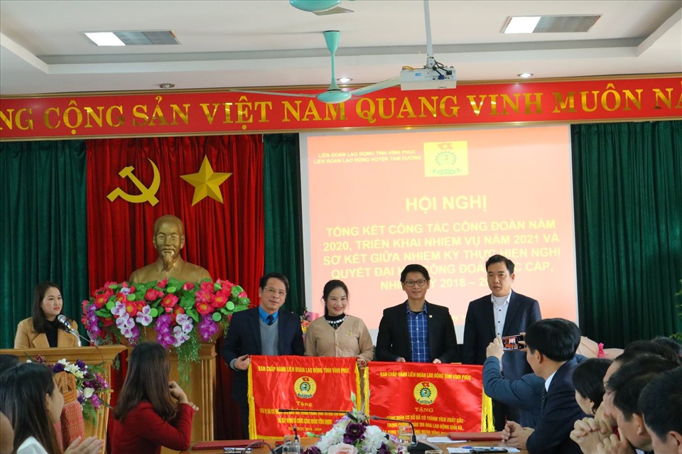 Lãnh đạo Liên đoàn Lao động tỉnh Vĩnh Phúc tặng Cờ thi đua Liên đoàn Lao động tỉnh tới các tập thể có thành tích xuất sắc. Ảnh: Thuỳ Trang