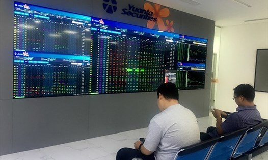 Nhà đầu tư hiện đang choáng váng sau cú sốc giảm điểm ngày 19.1. Ảnh: Duy Quang