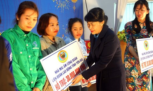 Đồng chí Trịnh Thanh Hằng - Ủy viên Đoàn chủ tịch, Trưởng Ban nữ công TLĐLĐ Việt Nam trao hỗ trợ làm nhà “Mái ấm công đoàn” cho người lao động có hoàn cảnh khó khăn.