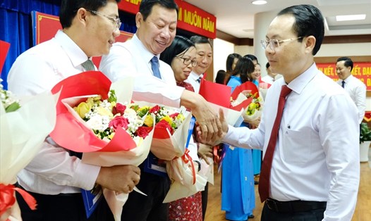 Bí thư Thành ủy thành phố Thủ Đức Nguyễn Văn Hiếu chúc mừng các lãnh đạo phòng ban thuộc UBND thành phố Thủ Đức. Ảnh: KIỀU PHONG