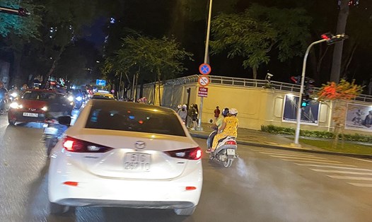 Chiếc xe máy xả khói mù mịt khi đang lưu thông trên đường tại TPHCM. Ảnh: Thế Lâm.