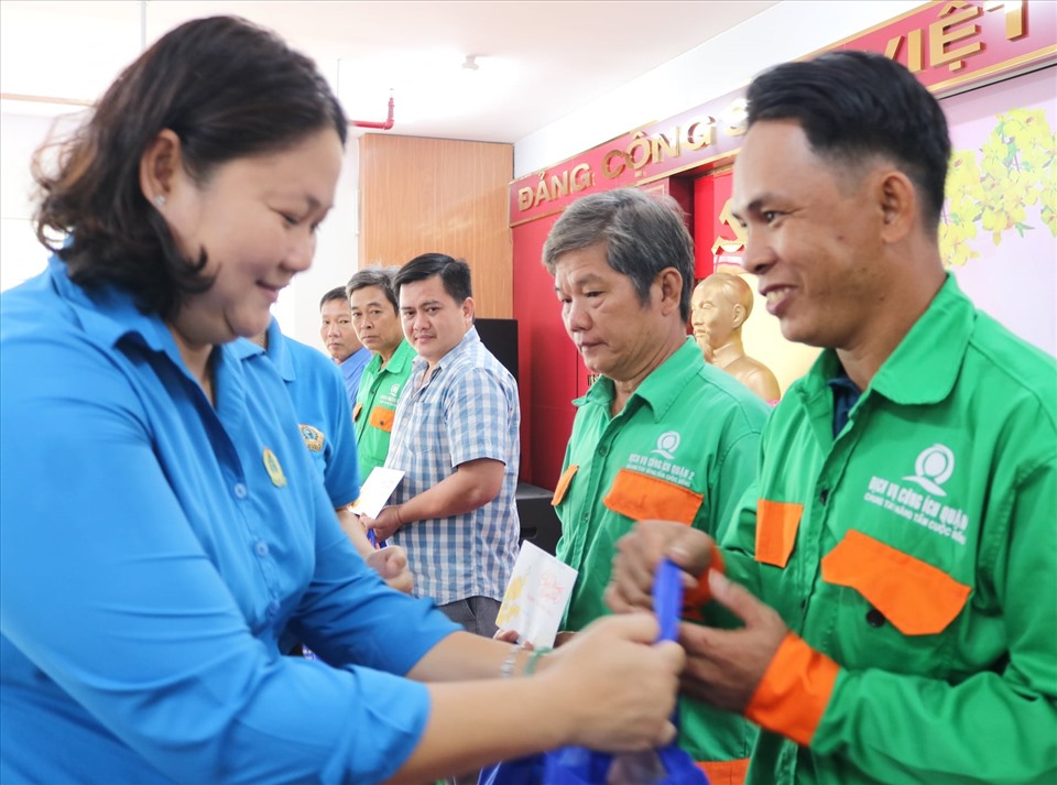 Đại diện LĐLĐ Quận 2 trao quà cho các đoàn viên công đoàn, công nhân lao động có hoàn cảnh khó khăn. Ảnh LĐLĐ Quận 2.