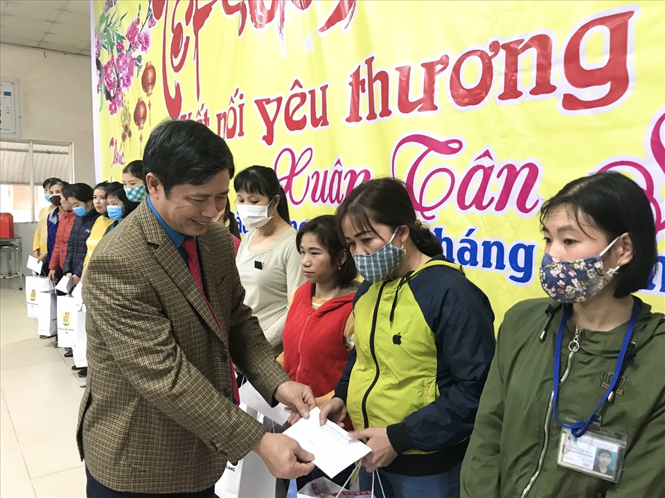 Ông Nguyễn Văn Cảnh, Chủ tịch Liên đoàn Lao động tỉnh tặng quà cho CNLĐ có hoàn cảnh khó khăn. Ảnh: Nguyễn Thị Mơ