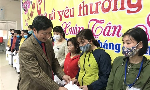 Ông Nguyễn Văn Cảnh, Chủ tịch Liên đoàn Lao động tỉnh tặng quà cho CNLĐ có hoàn cảnh khó khăn. Ảnh: Nguyễn Thị Mơ