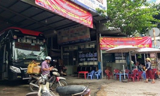 Một hãng xe bên ngoài bến treo biển hiệu thông báo bán vé xe Tết trên địa bàn quận Tân Phú, TPHCM. Ảnh: Minh Quân