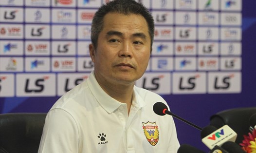 Huấn luyện viên Phạm Minh Đức dự họp báo sau trận TPHCM - Hồng Lĩnh Hà Tĩnh. Ảnh: Thanh Vũ