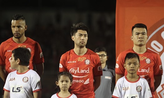 Lee Nguyễn (giữa) đá trận ra mắt TPHCM. Ảnh: Thanh Vũ