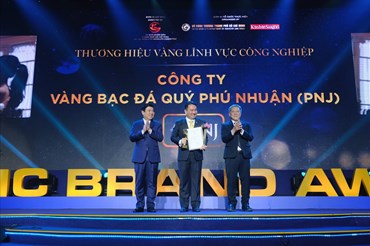 CEO PNJ Lê Trí Thông (ở giữa) đại diện PNJ tại buổi lễ trao giải.