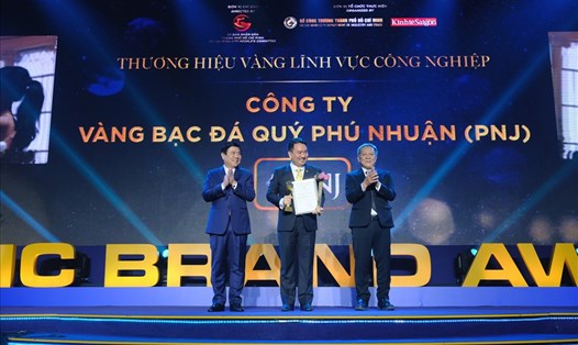 CEO PNJ Lê Trí Thông (ở giữa) đại diện Công ty PNJ tại buổi lễ trao giải.