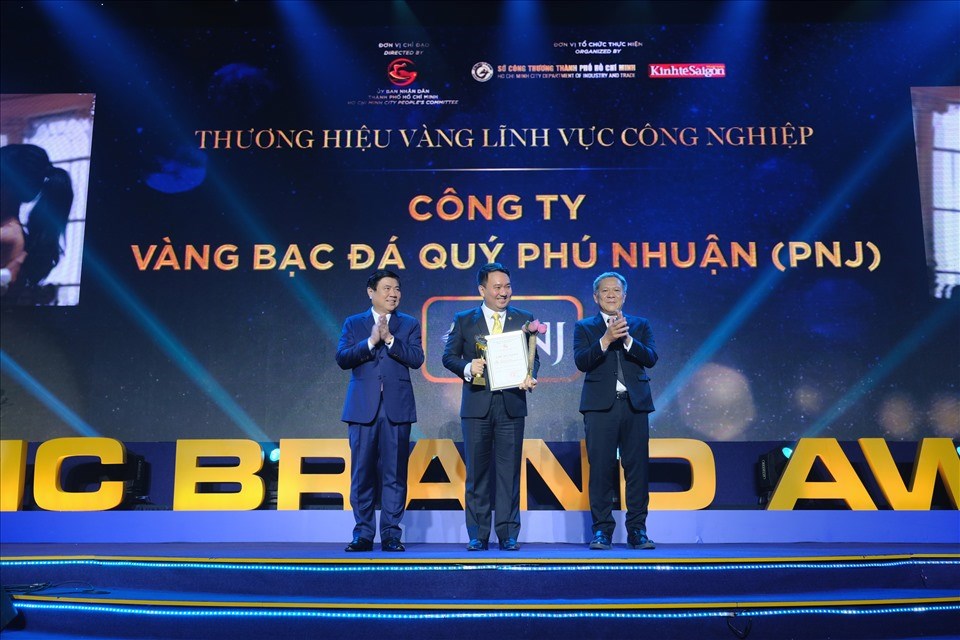 CEO PNJ Lê Trí Thông (ở giữa) đại diện Công ty PNJ tại buổi lễ trao giải.