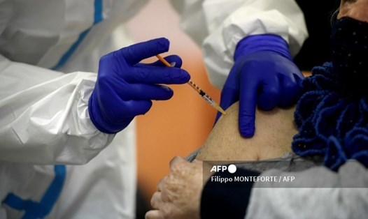 Một cư dân viện dưỡng lão được tiêm chủng vaccine COVID-19 của Pfizer-BioNTech tại Rome, Italia, ngày 8.1. Ảnh: AFP
