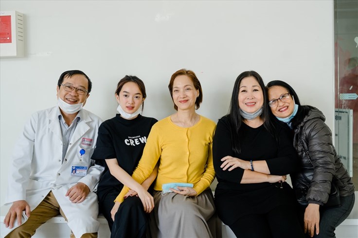 NSND Lê Khanh, Kaity Nguyễn xúc động đến thăm bệnh nhân nhi ung thư