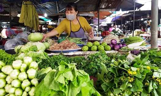 Giá rau củ tại các chợ dân sinh giảm mạnh vì nguồn cung dồi dào. Ảnh: Vũ Long