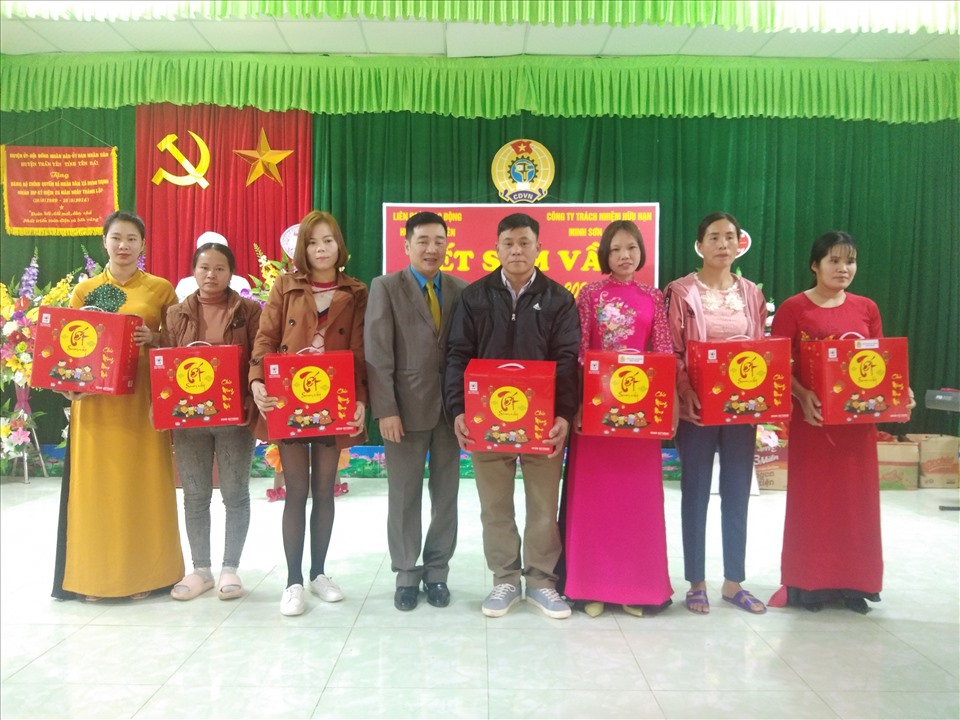 Lãnh đạo LĐLĐ tỉnh Yên Bái trao quà cho đoàn viên tại chương trình. Ảnh: Minh Loan